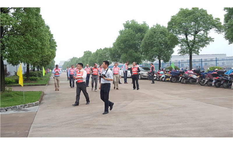 德國夏特集團(tuán)董事成員及夏特全球總經(jīng)理參觀公司